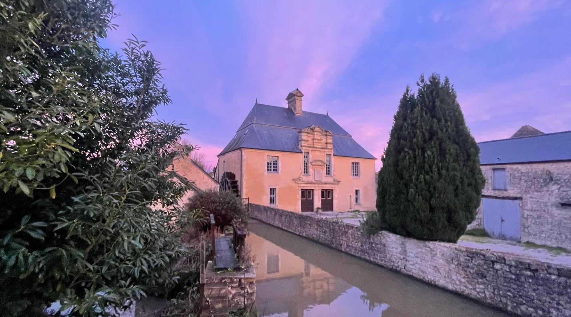 Bed and Breakfast Le Beau Moulin Trevieres Esterno foto